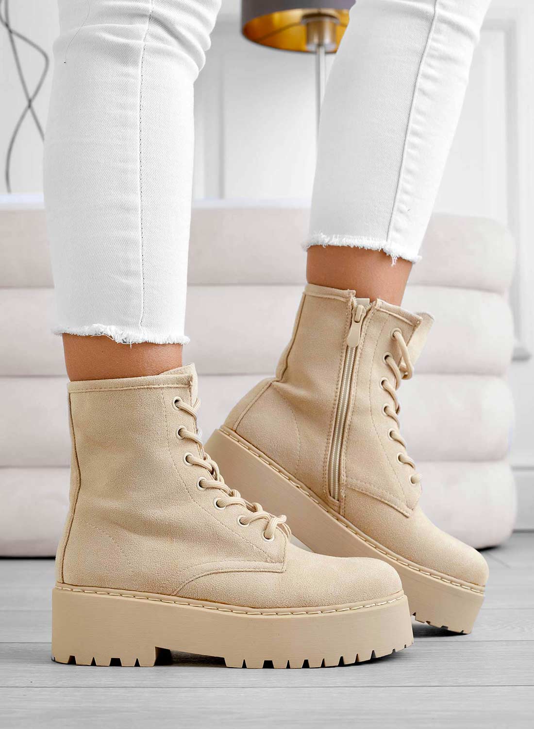 YARA - Stivaletti anfibi beige scamosciati Alexoo - Image 2