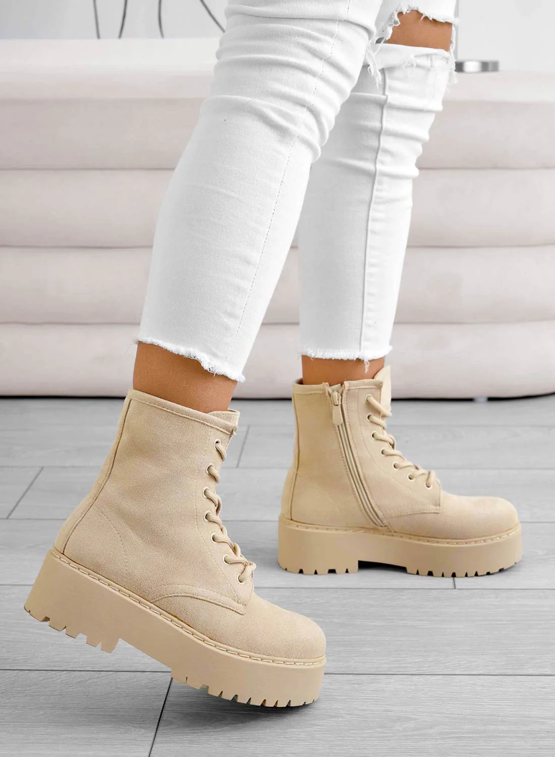 YARA - Stivaletti anfibi beige scamosciati Alexoo - Image 3
