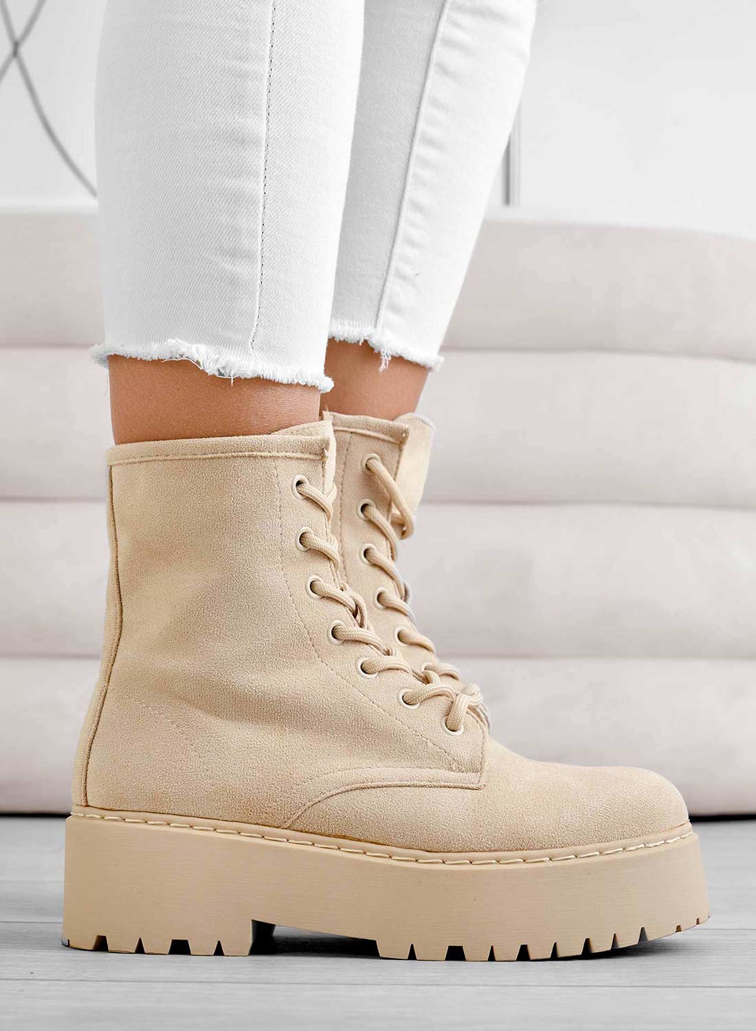 YARA - Stivaletti anfibi beige scamosciati Alexoo - Image 4